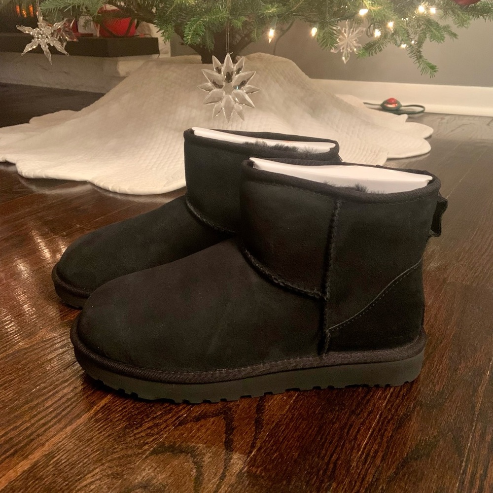 NEVER BEEN WORN W/ TAGS!!! UGG WCLASSIC MINI II - BLACK